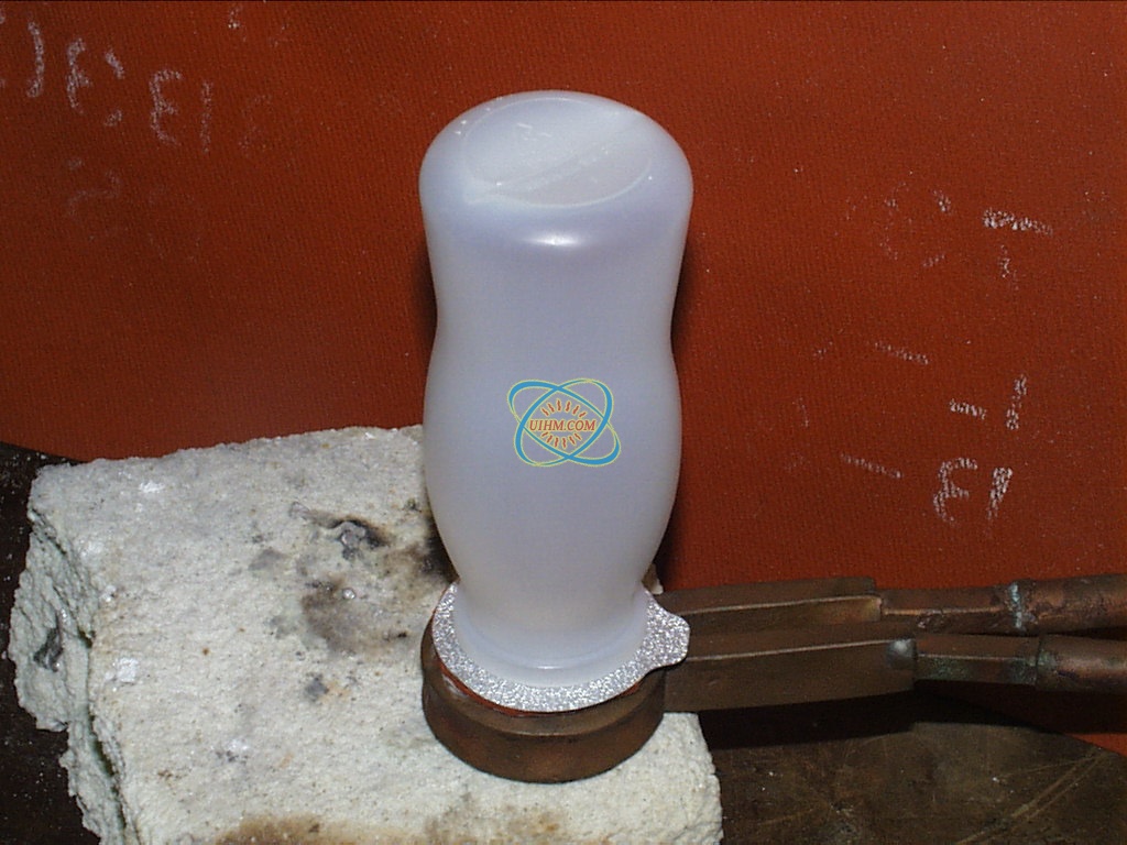 Sealing-aluminum-foil-to-plastic-bottle